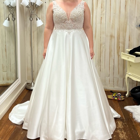 Gorgeous A-line wedding gown - Brand New! - Picture 1 of 4